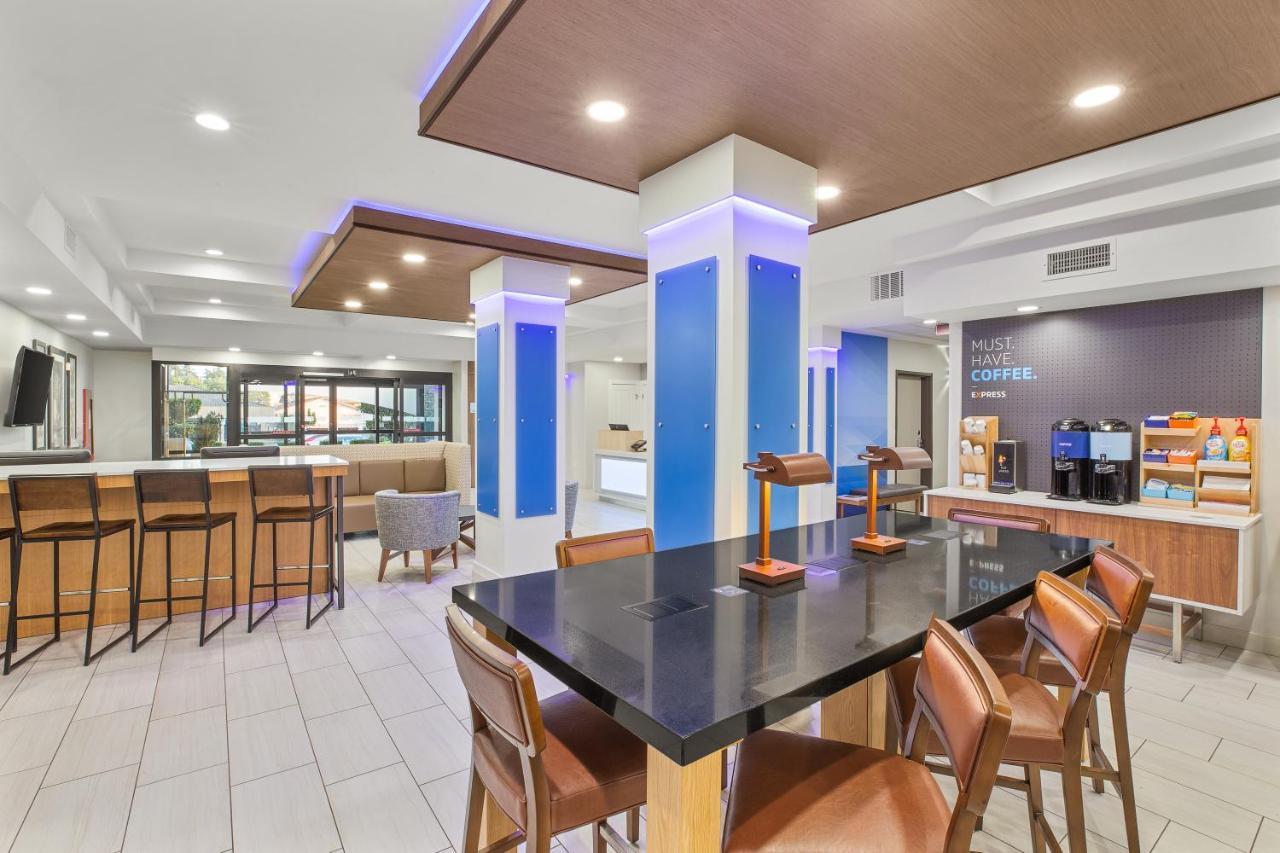 Holiday Inn Express & Suites Tacoma By Ihg Bagian luar foto